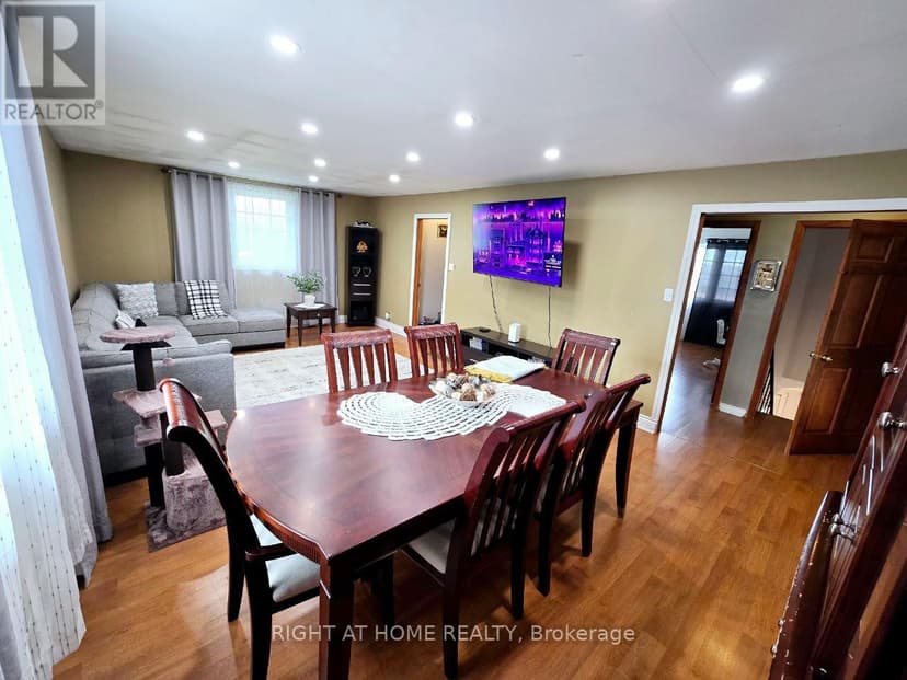 https://ddfcdn.realtor.ca/listing/TS638772911904570000/reb76/highres/0/x11951780_3.jpg