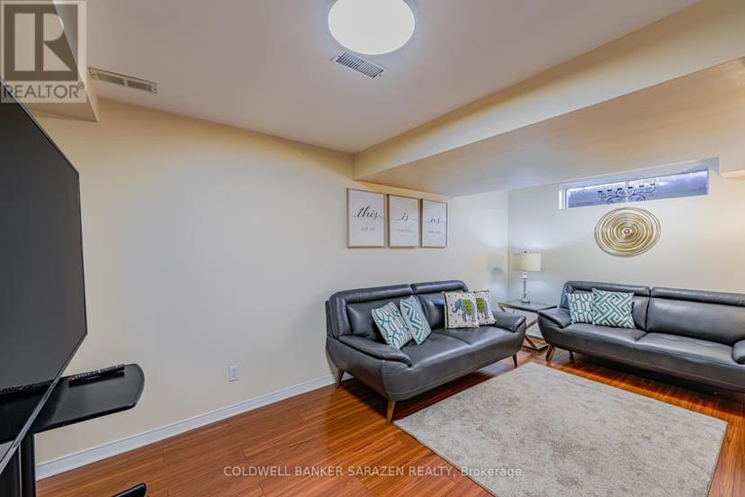 https://ddfcdn.realtor.ca/listing/TS638785058175130000/reb76/highres/9/x12040609_36.jpg