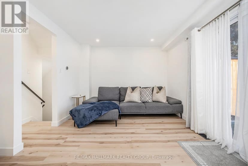https://ddfcdn.realtor.ca/listing/TS638792798870770000/reb76/highres/9/x12040189_6.jpg