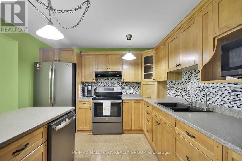 https://ddfcdn.realtor.ca/listing/TS638793770669500000/reb76/highres/3/x12063013_13.jpg