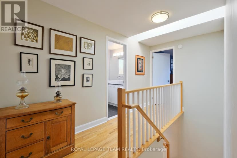 https://ddfcdn.realtor.ca/listing/TS638811145759730000/reb76/highres/3/x12102753_22.jpg